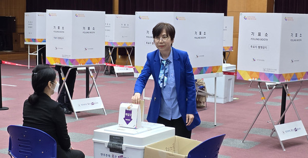제22대 국회의원선거 사전투표일인 5일 오전 국주영은 전북특별자치도의회 의장이 전북특별자치도청 사전투표소를 방문해 투표하고 있다.  백병배기자