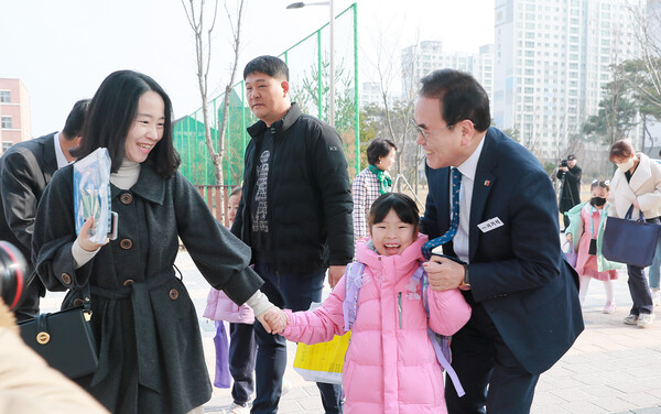 새 학기 초등학교에 입학하는 신입생을 맞이하는 서거석 교육감 (사진=전민일보DB)